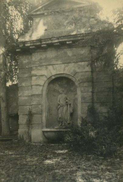 File:Fontana della ninfa bn.jpg