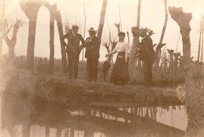File:1907 Faverzano Elena e Paolo Agliardi Alessio e Piero Moroni.jpg