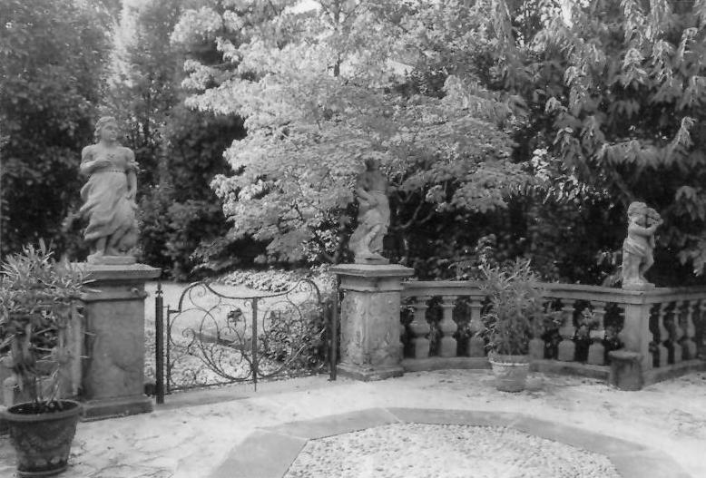 File:Carrara giardino Via Pignolo 56 b.jpg