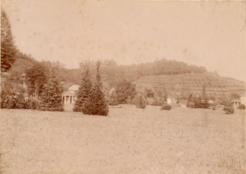 File:1895 ca. Giardino verso il Tempietto.jpg
