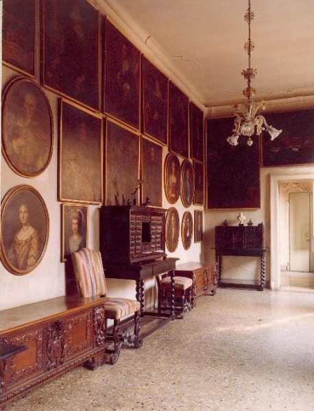 File:1968 Galleria antenati verso uscita.jpg