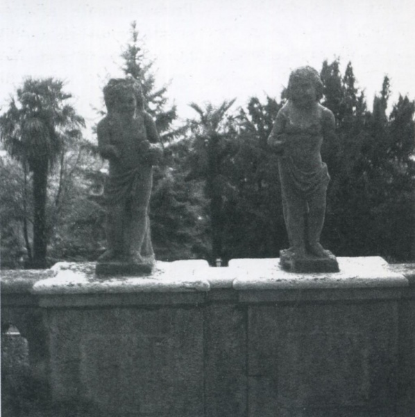 File:Cenate Castello - Giardino statuette 2.jpg