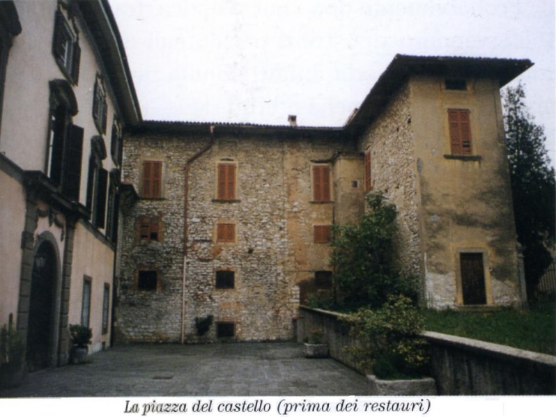 File:Cenate Castello - Piazza del castello.jpg
