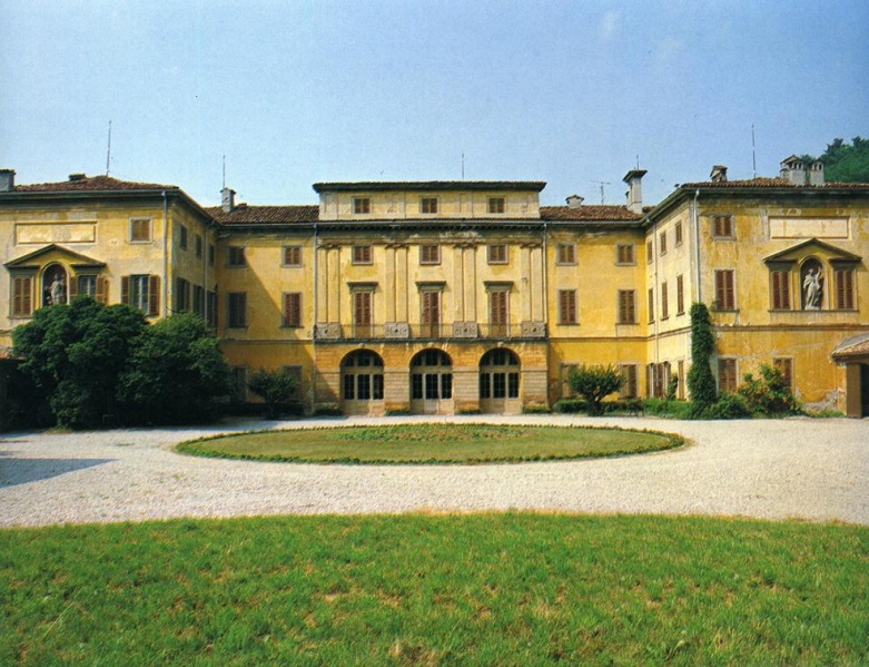 File:Sombreno Villa Pesenti Agliardi facciata.jpg